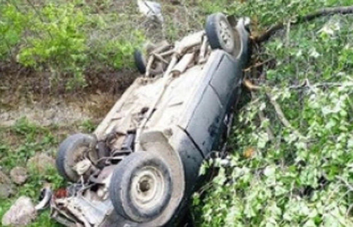 В Баку автомобиль упал в овраг, есть погибший